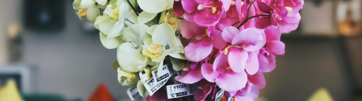 Sztuczne kwiaty - dlaczego warto, gdzie je kupować i co trzeba o nich wiedzieć?